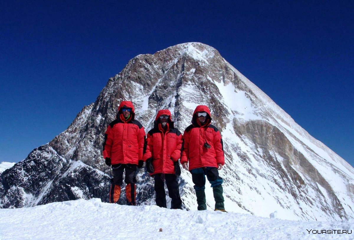 Горы в Караколе Хан Тенгри