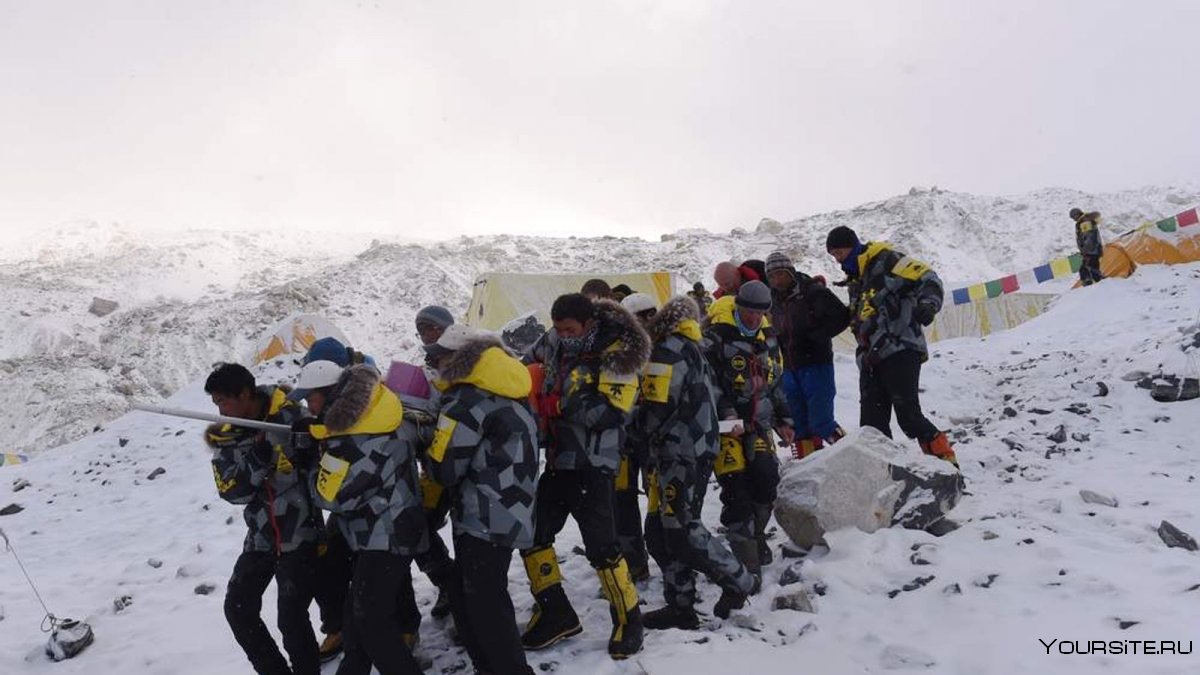 Альпинист в жёлтых ботинках Эверест