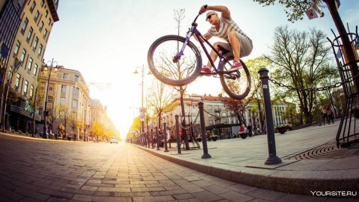 Велосипед на фоне города