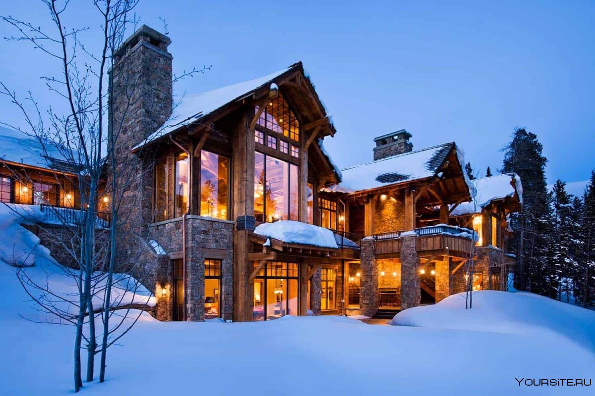 Деревянный зимний дом в горах