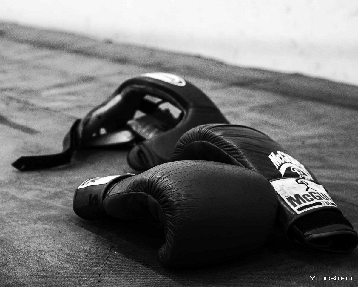 Боксерские перчатки на черном фоне