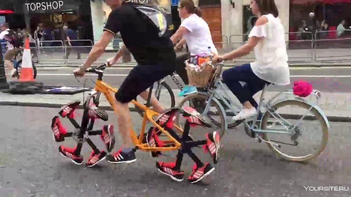 Автомобиль с квадратными колесами