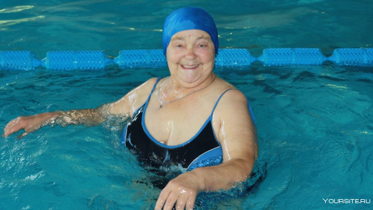Пожилые женщины в бассейне