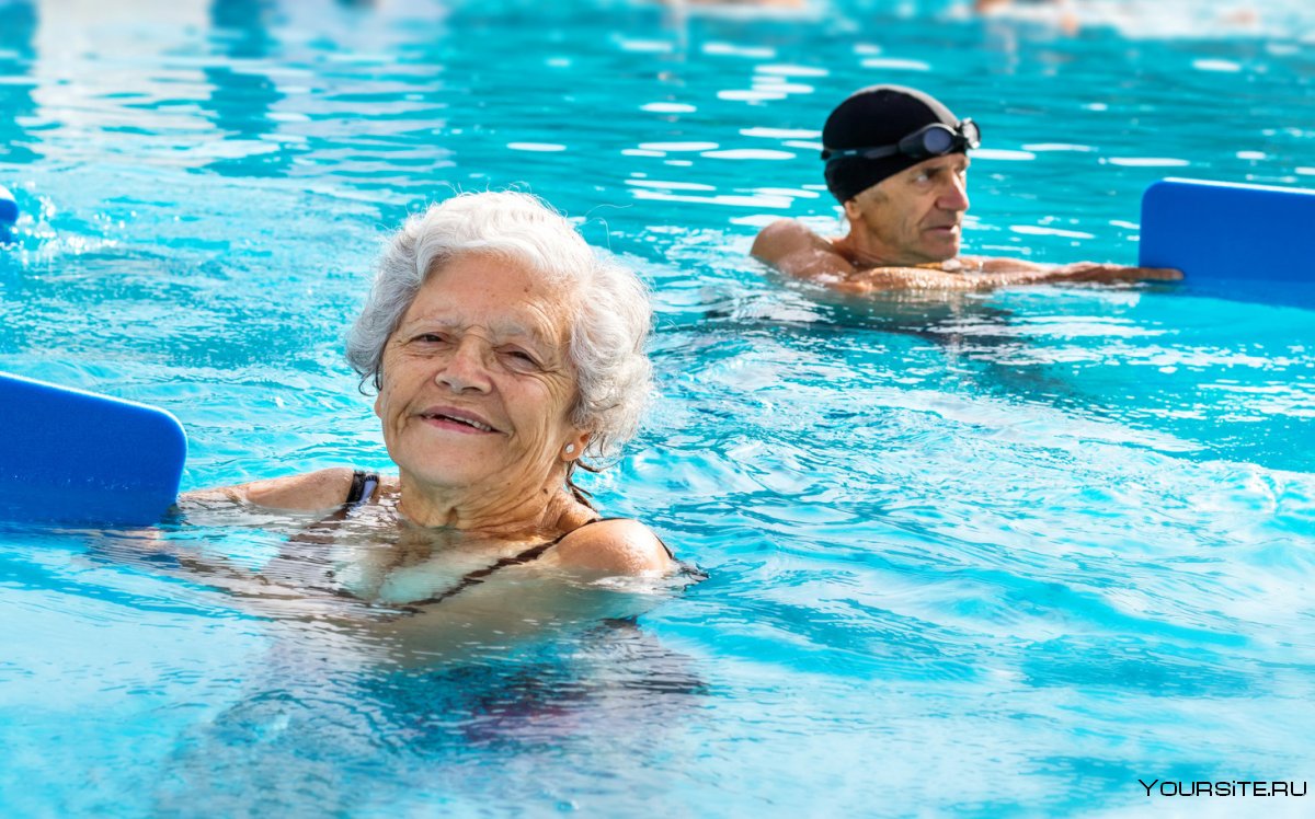 Плавание пенсионеры в бассейне