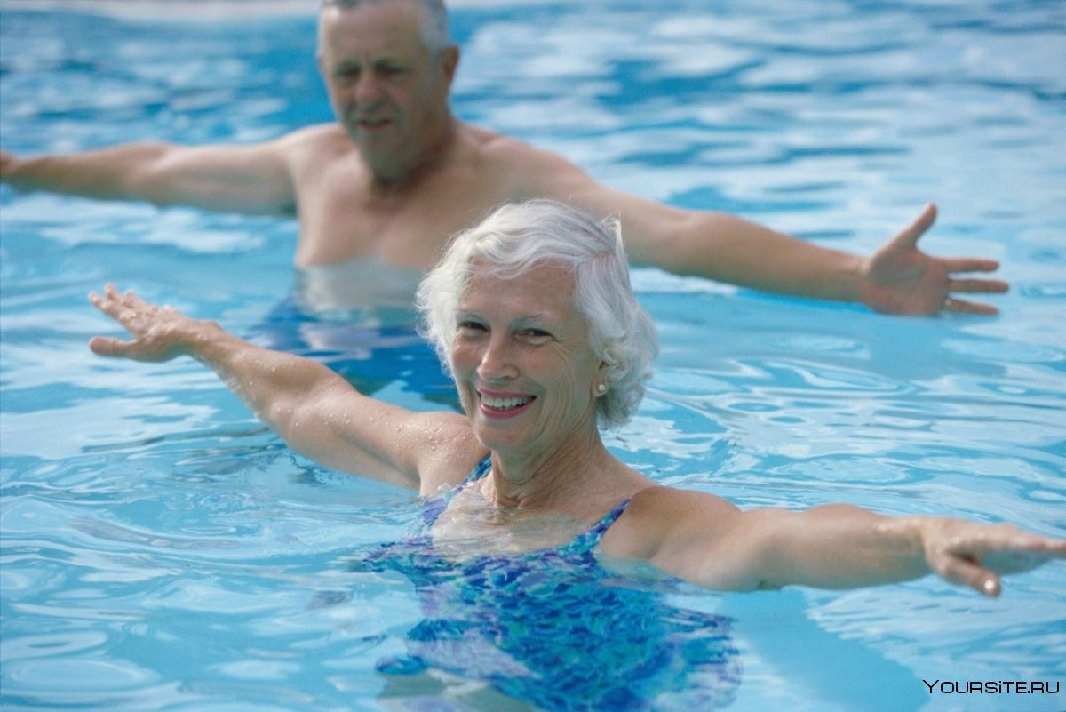 Пенсионеры в бассейне