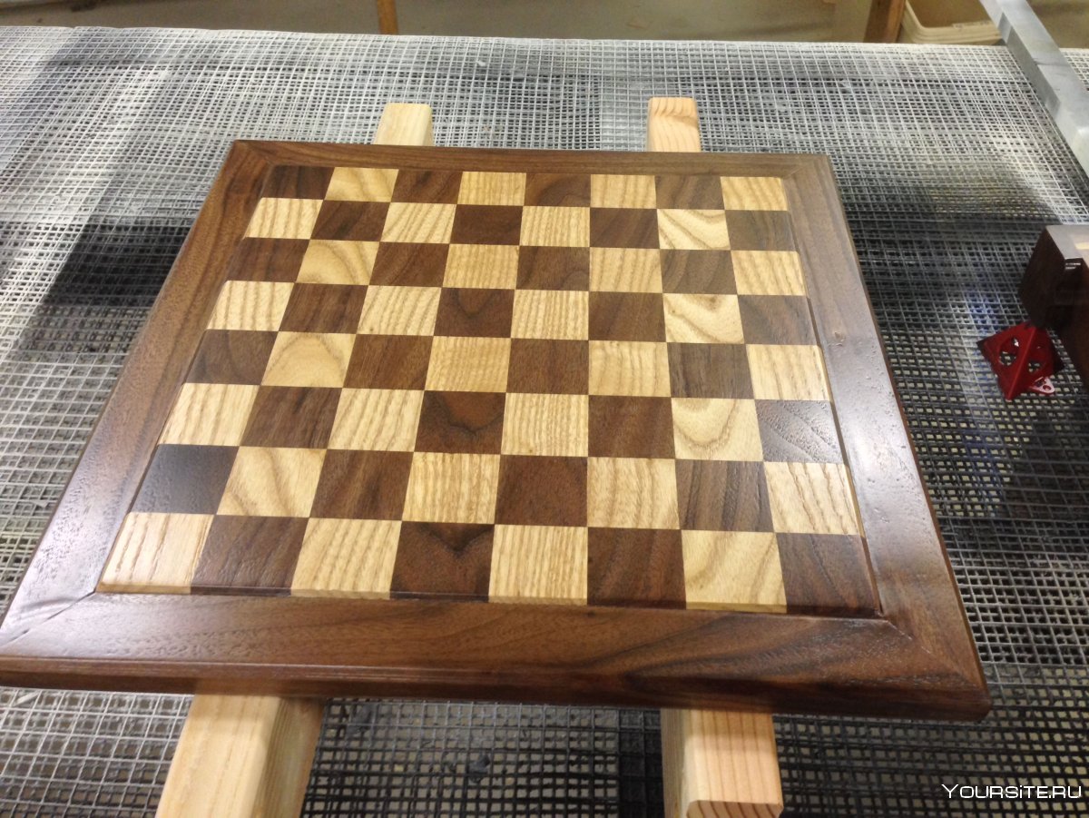 Шахматная доска из древесины