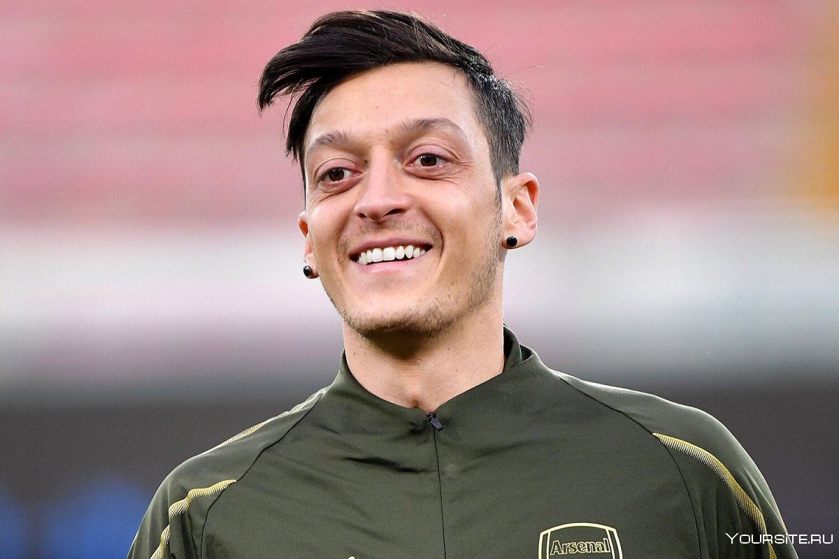 Mesut Oʻzil Childhold