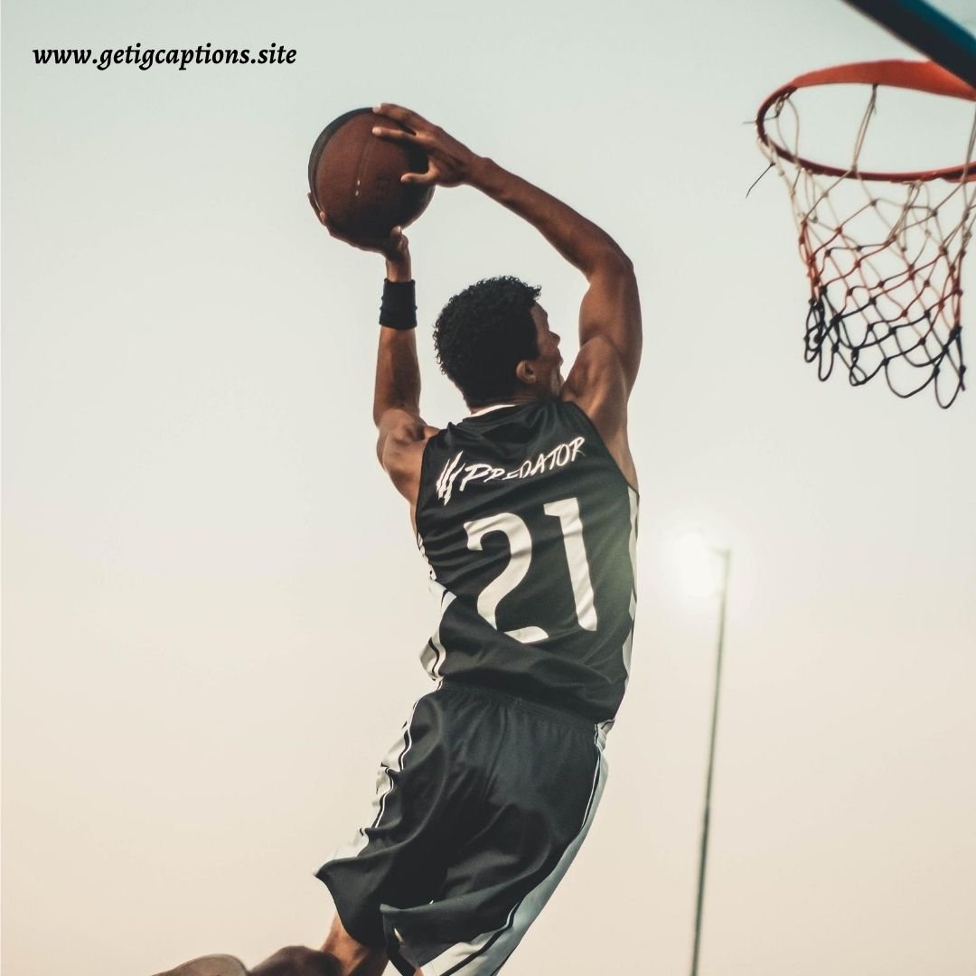 Баскетболист бросает мяч
