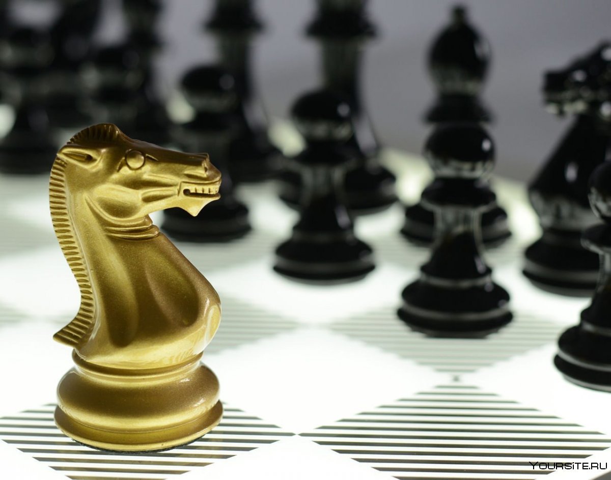 Золотые шахматные фигуры