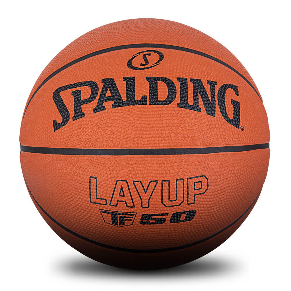 Баскетбольный мяч в руках