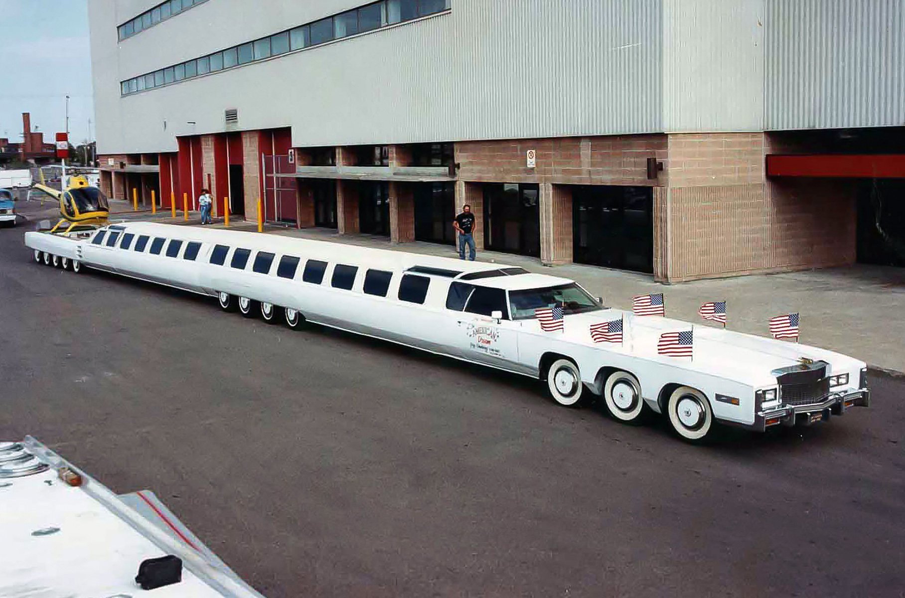 Большие длинные машины. Лимузин Джей Орберг.. Cadillac Eldorado 1976 самый длинный лимузин. Лимузин Американ Дрим. Лимузин 30 метров.