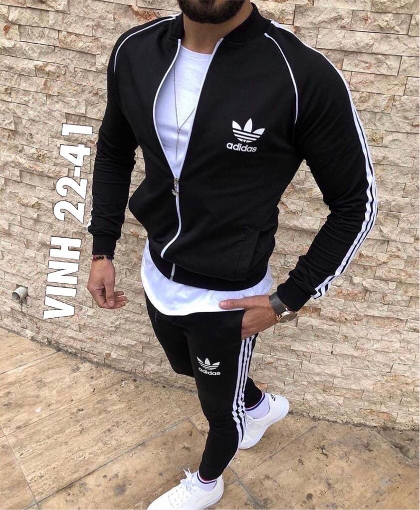 Блондинка в синем спортивном костюме