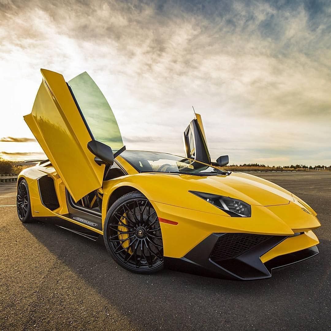 Lamborghini авентадор желтая