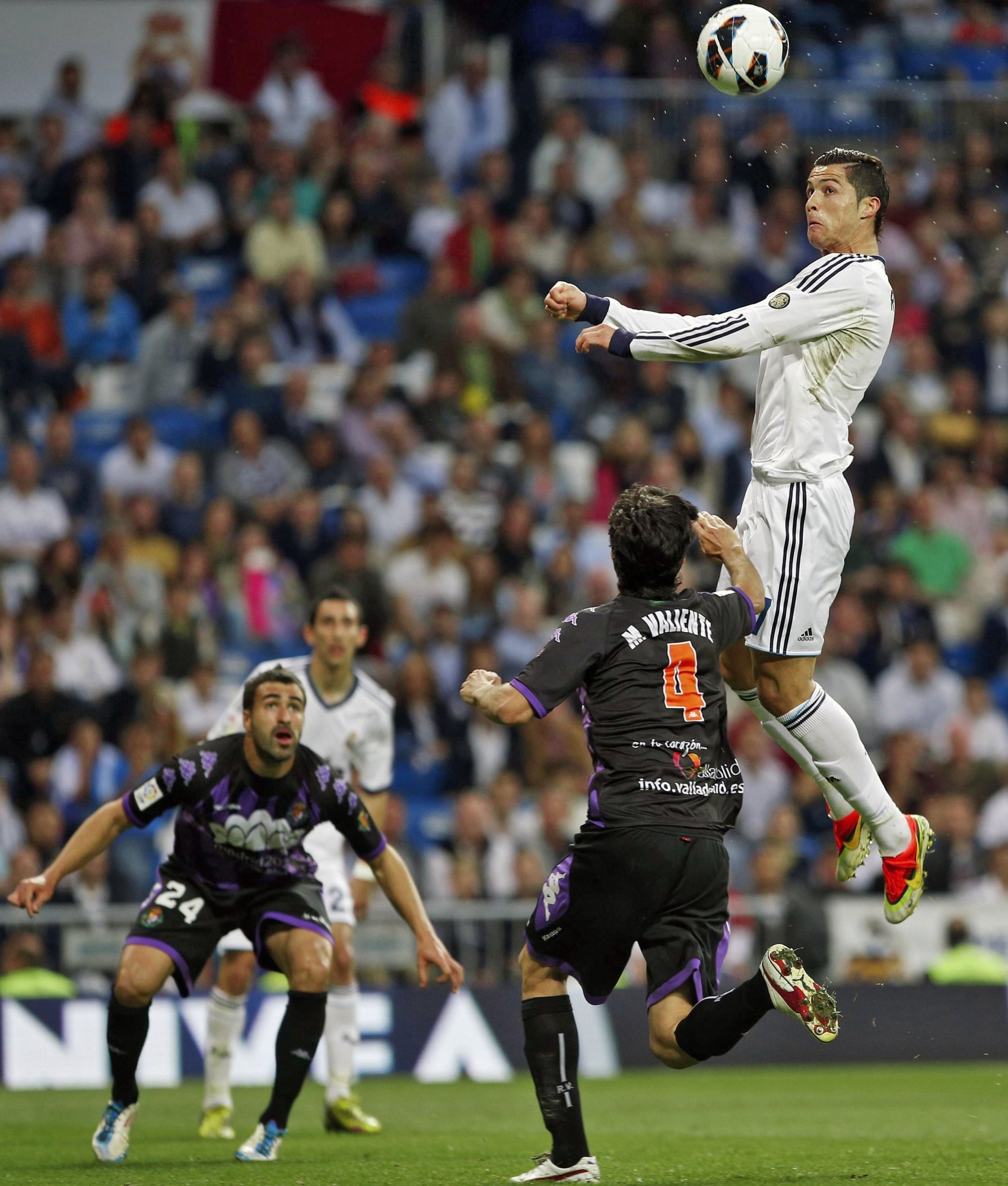 Роналдо забивает гол головой. Прыжок Кристиано Роналдо. Прыжок Криштиану Роналду. Самый высокий прыжок Криштиану Роналду. Прыжок Криштиану Роналду Реал Мадрид.