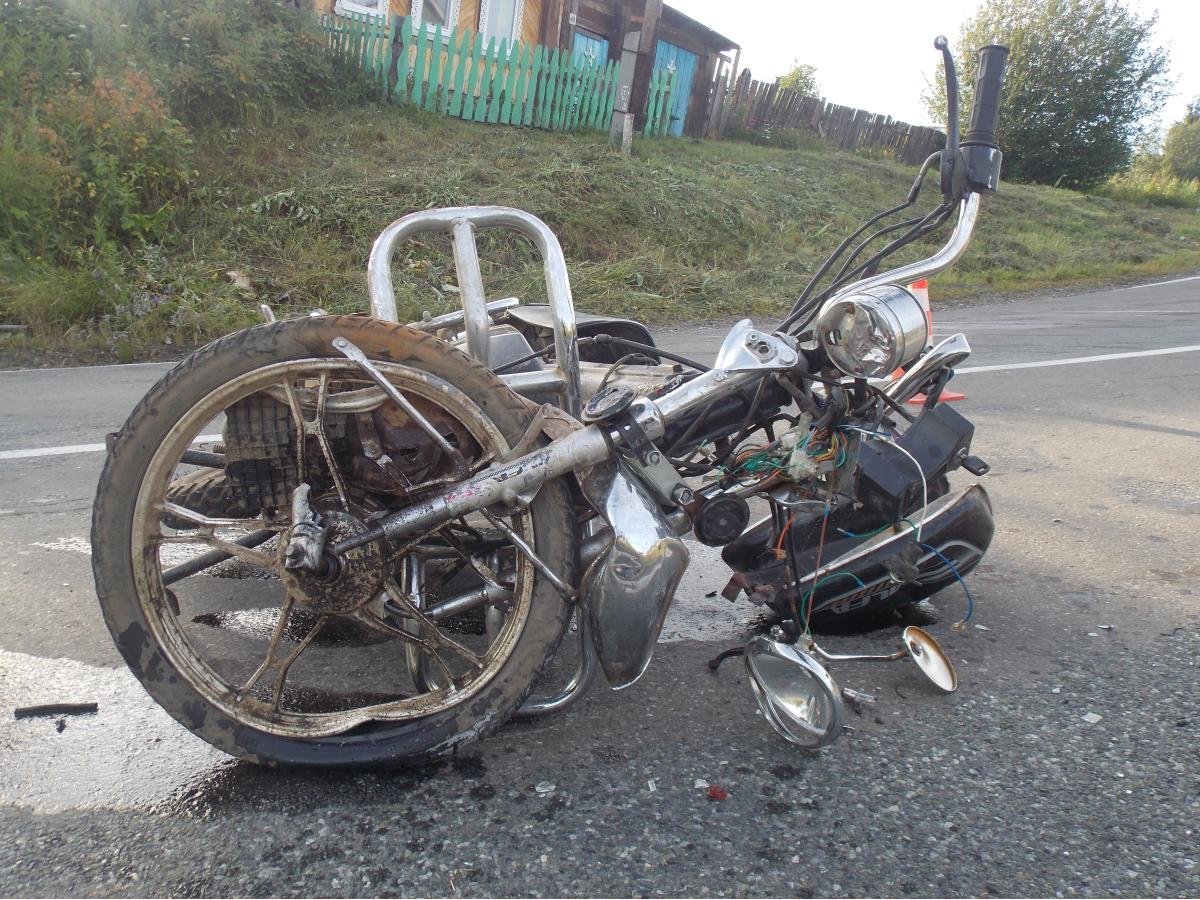 Разбитый мотоцикл Урал