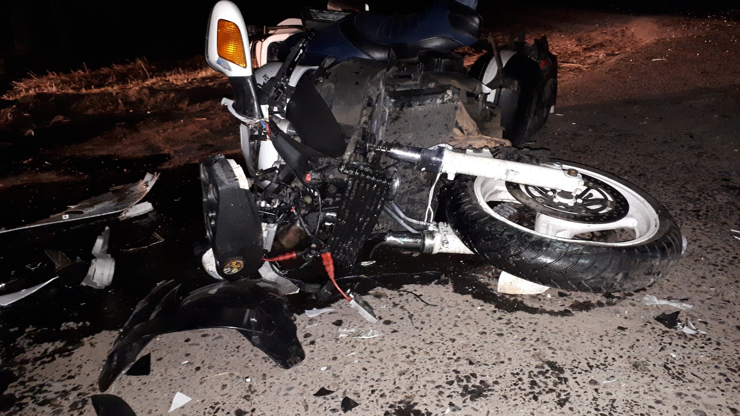 Мотоцикл догнал автомобиль. Разбитый мотоцикл на дороге.