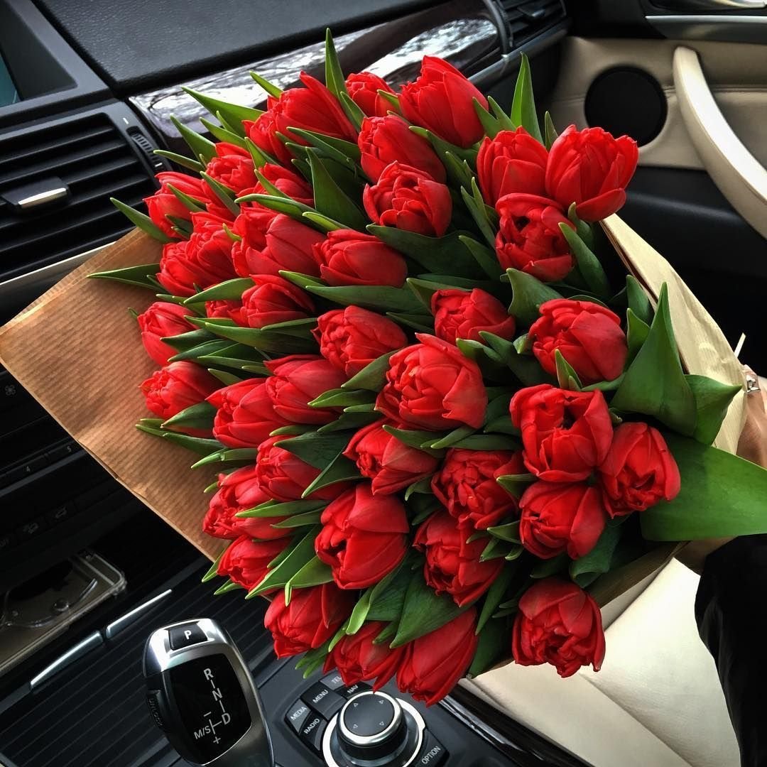 Тюльпаны в салоне машины