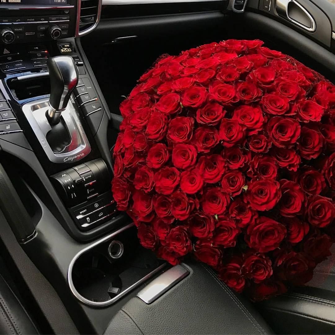 Красивый букет цветов в машине