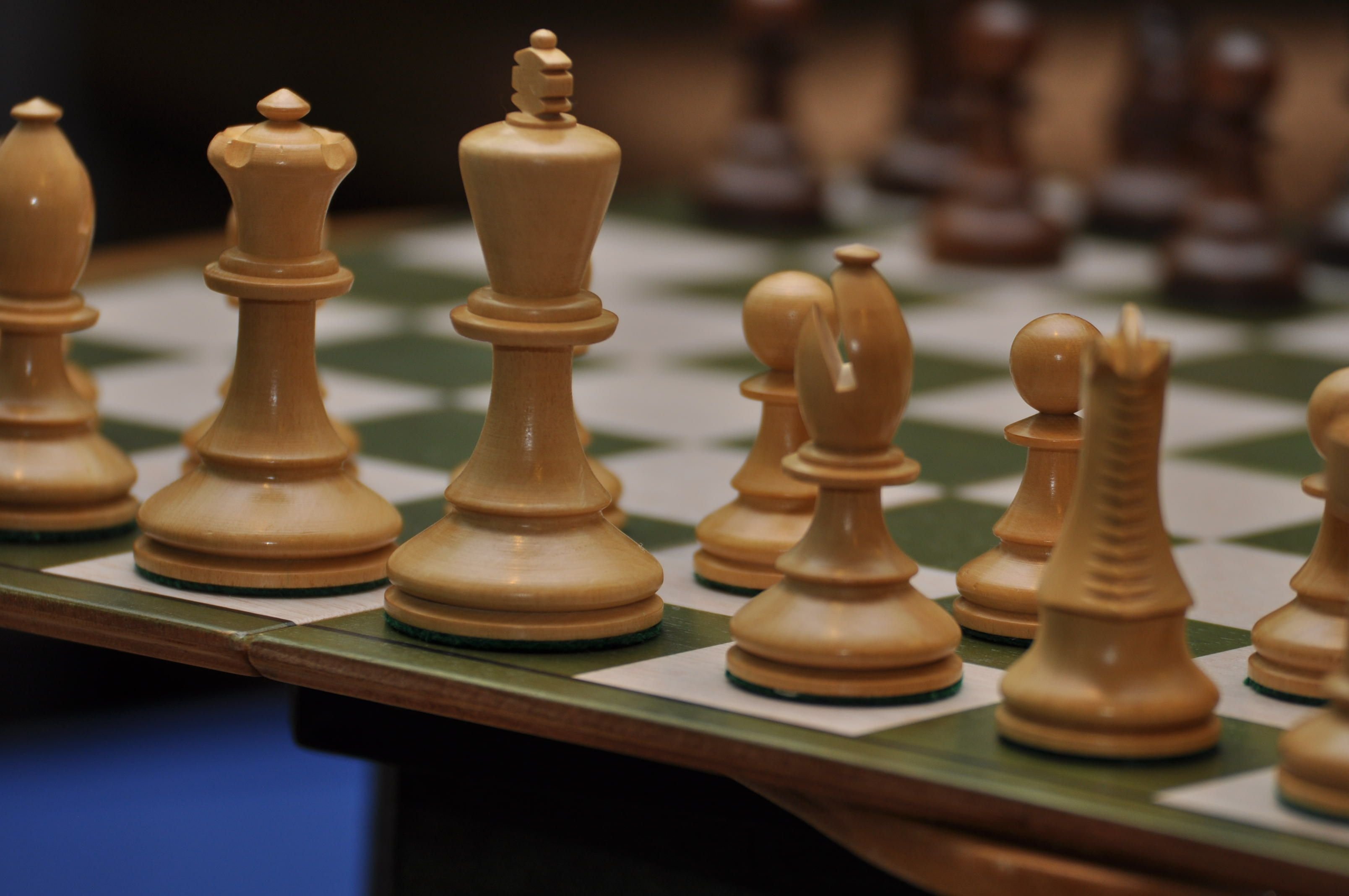 Разнообразие текстур и оттенков помогают передать разные нюансы и характер каждой шахматной фигуры.
