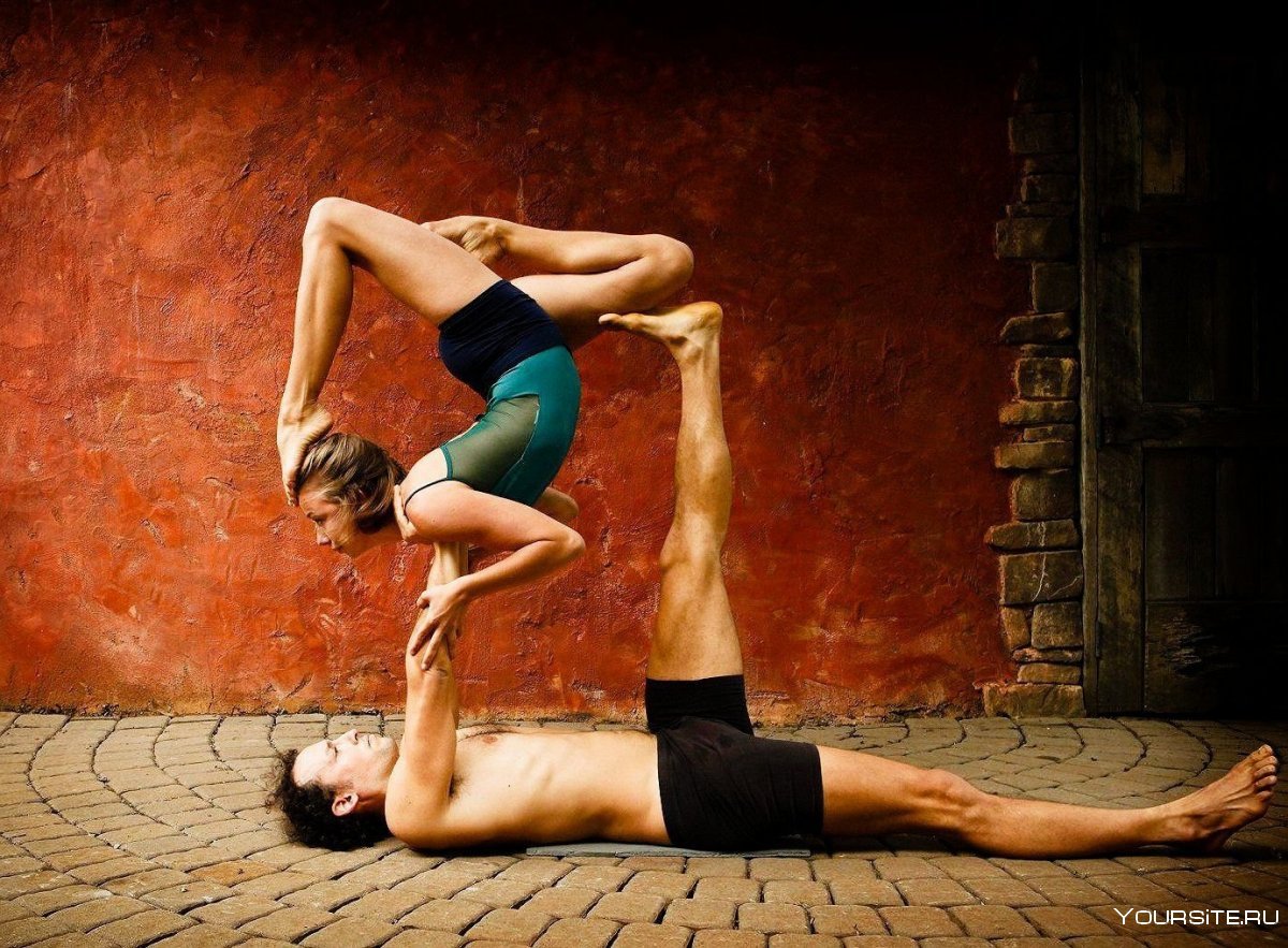 Стойки акройога