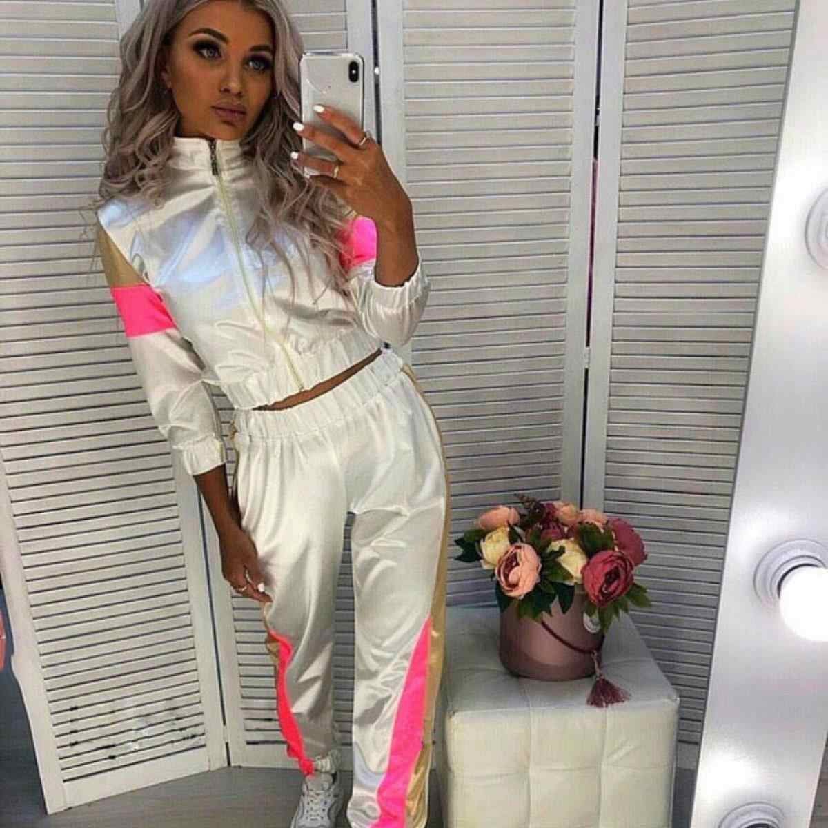 Атласный спортивный костюм