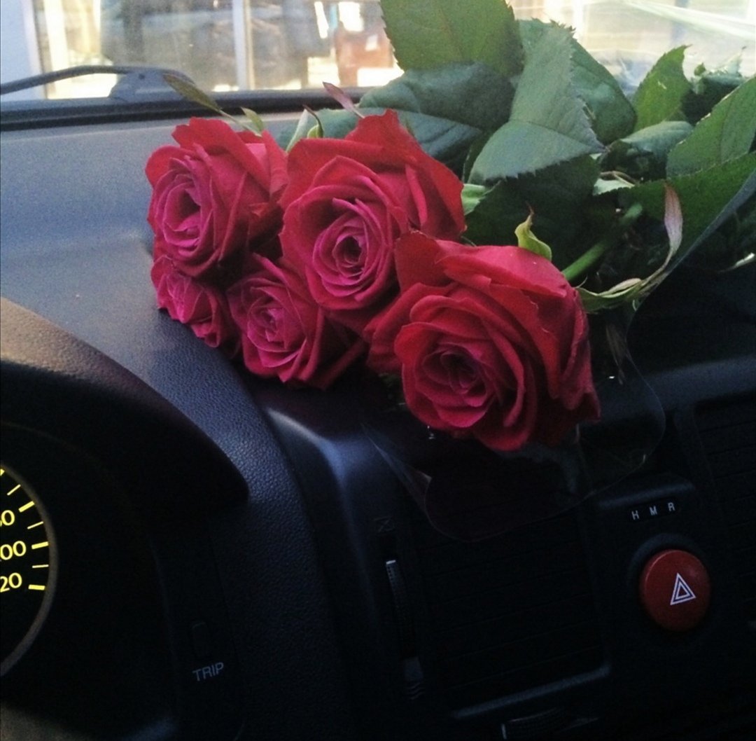 Букет цветов в машине на сиденье фото