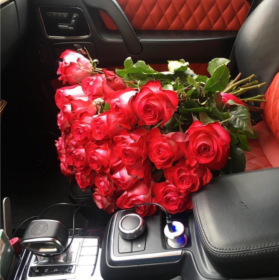 Букет цветов в машине на сиденье