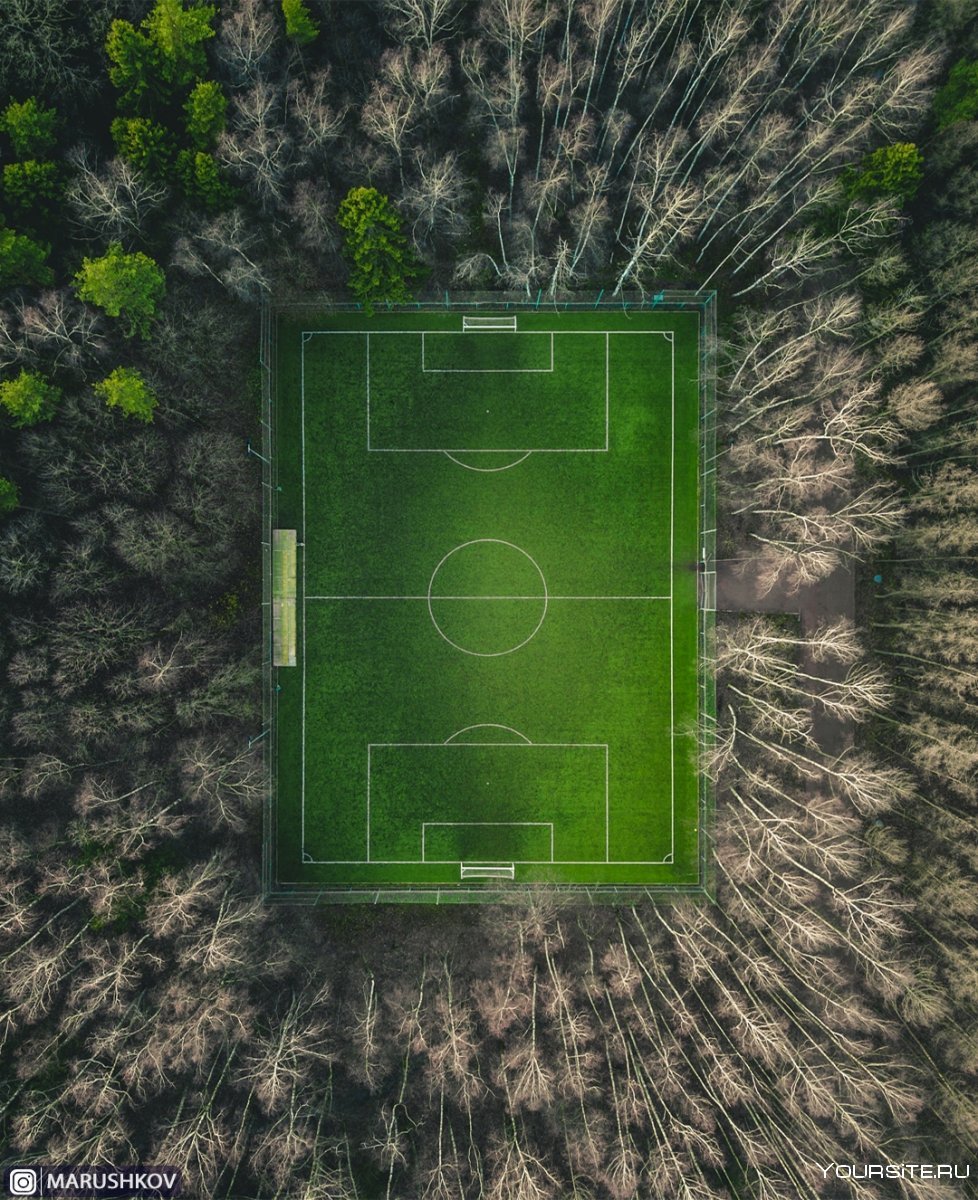Красивые футбольные поля в горах