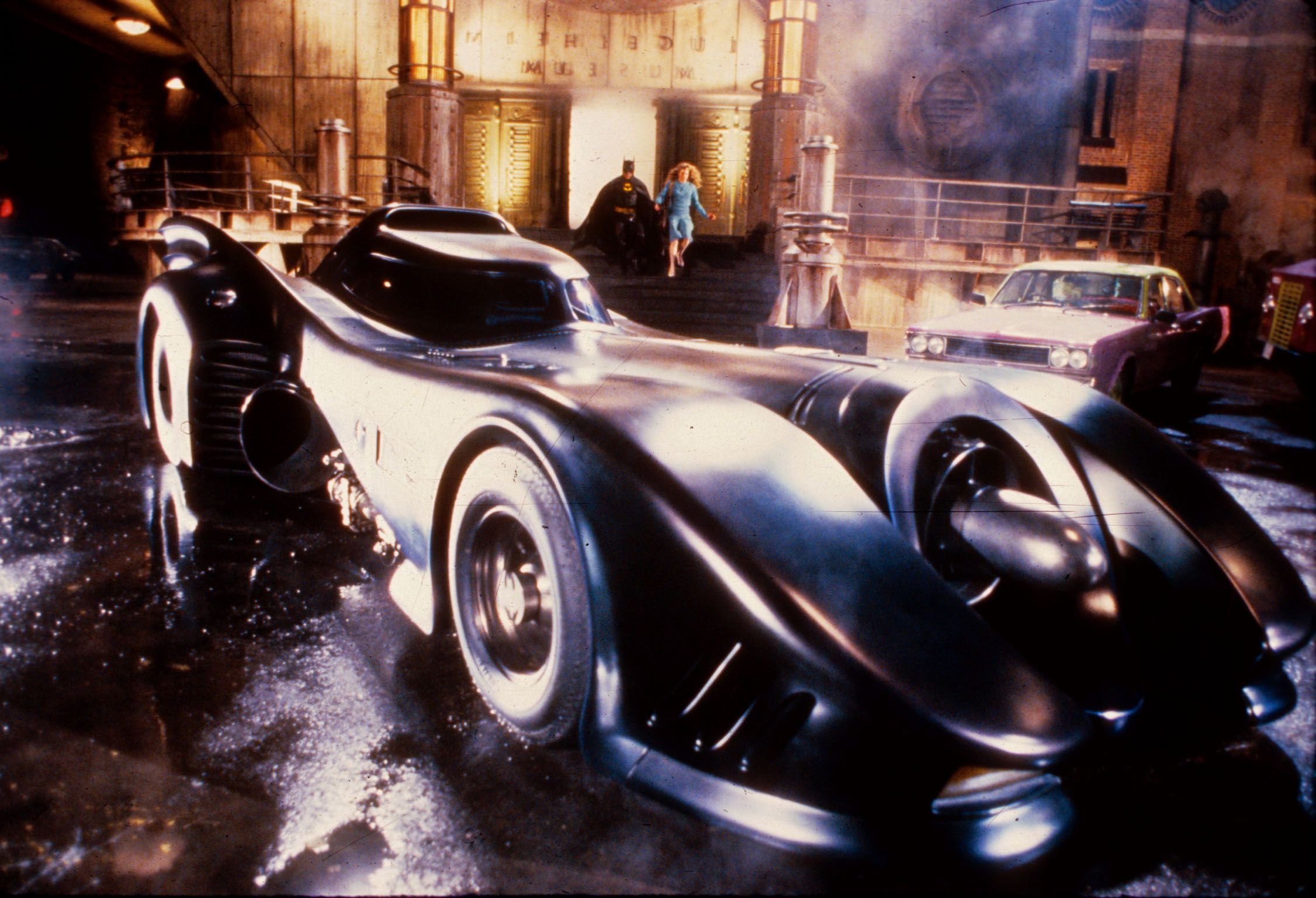 Бэтмобиль batman. Бэтмобиль 1989. Batman 1989 Бэтмобиль. Бэтмобиль тим Бертон. Бэтмен Тима Бертона Бэтмобиль.