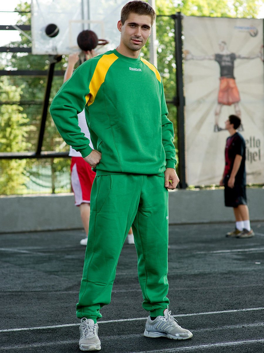 Ярко зеленый спортивный костюм