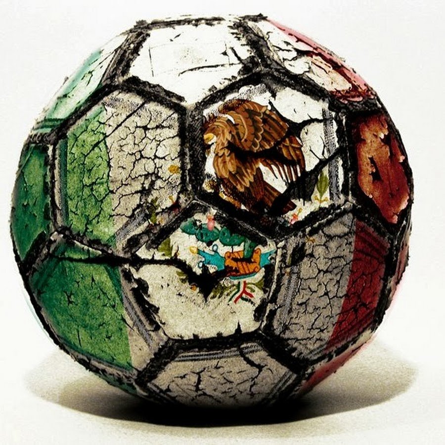 Разорванный футбольный мяч