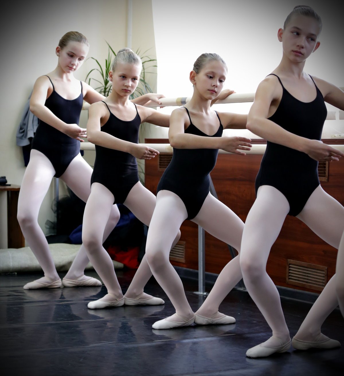 Урок хореография 1 класс. Хореография. Балетная школа для девочек. Классический танец дети. Классическая хореография для детей.
