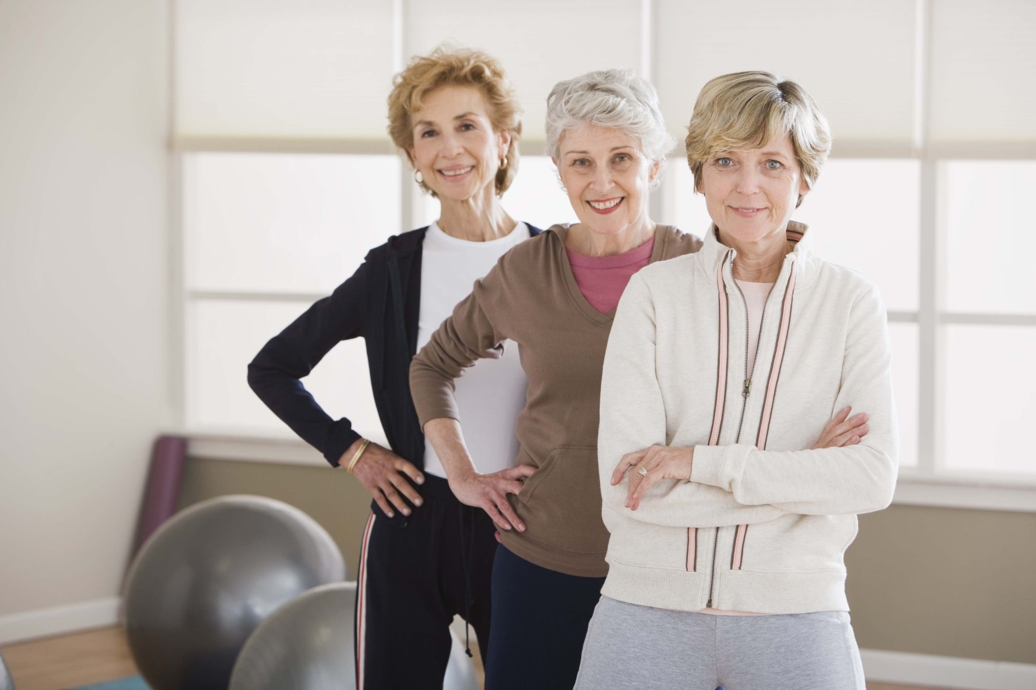 Люди после 60. Женщины разных возрастов. Фитнес для женщин старшего возраста. Климактерический период у женщин. Спортивные женщины в возрасте.