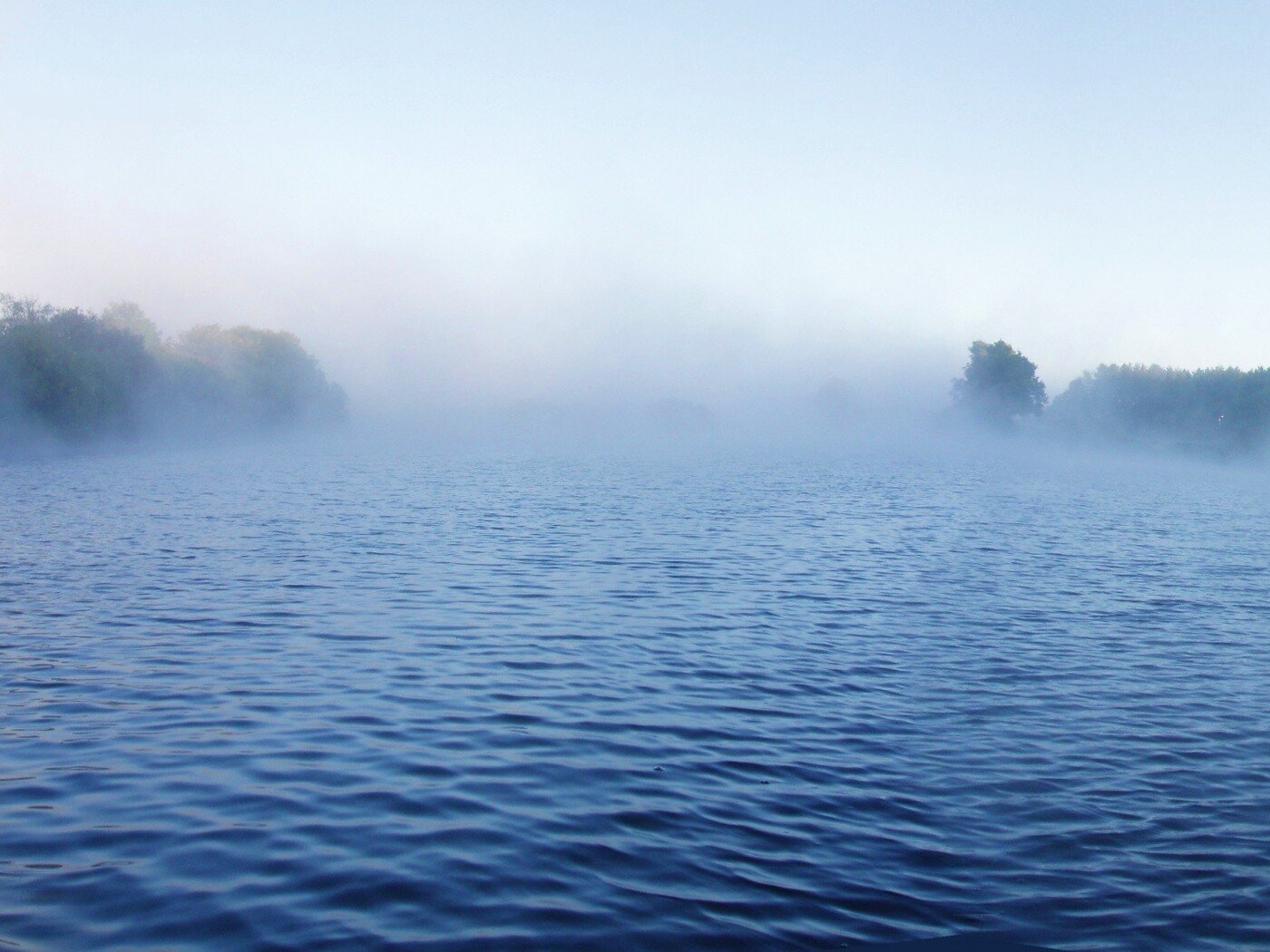 Штиль туман. Озеро Леушинский туман. Туман над водой. Морской туман. Туман на воде.