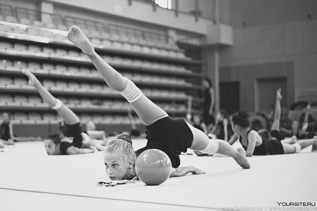 Подготовка гимнаста. Художественная гимнастика упражнения. Художественная гимнастика дети. Гимнастки на тренировке. Упражнения художственнойгимнастики.
