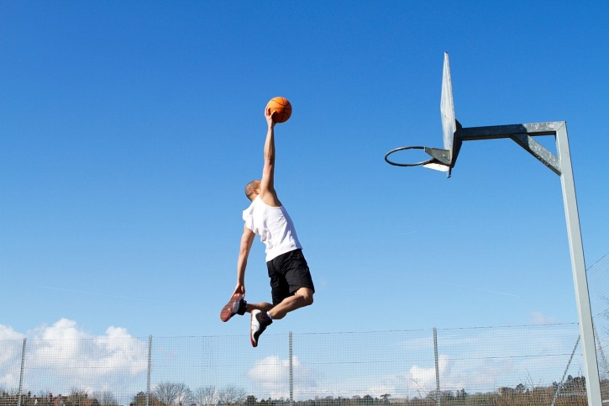 Фото баскетболиста в прыжке с мячом