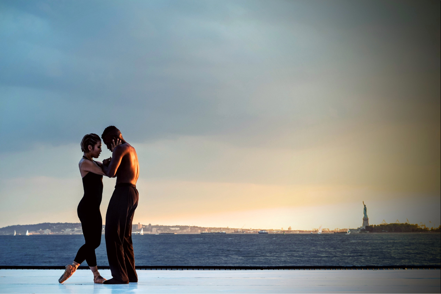 Танго на берегу моря. Романтический танец. Танцующая пара. Романтический танец в паре.
