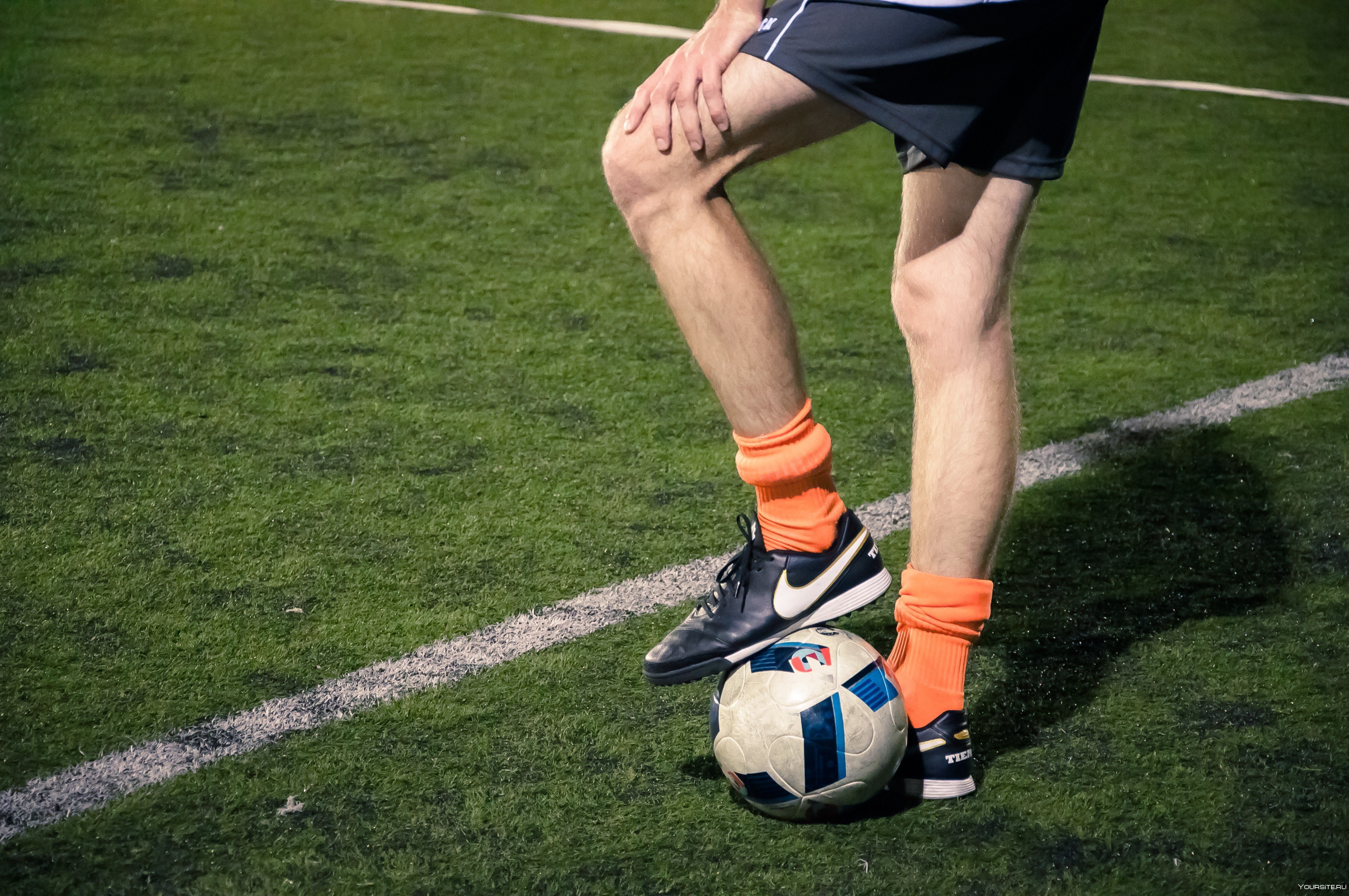 Играть в футбол ногами. Ноги футболистов. Ноги футболисток. Нога на мяче. Футболист нога на мяче.