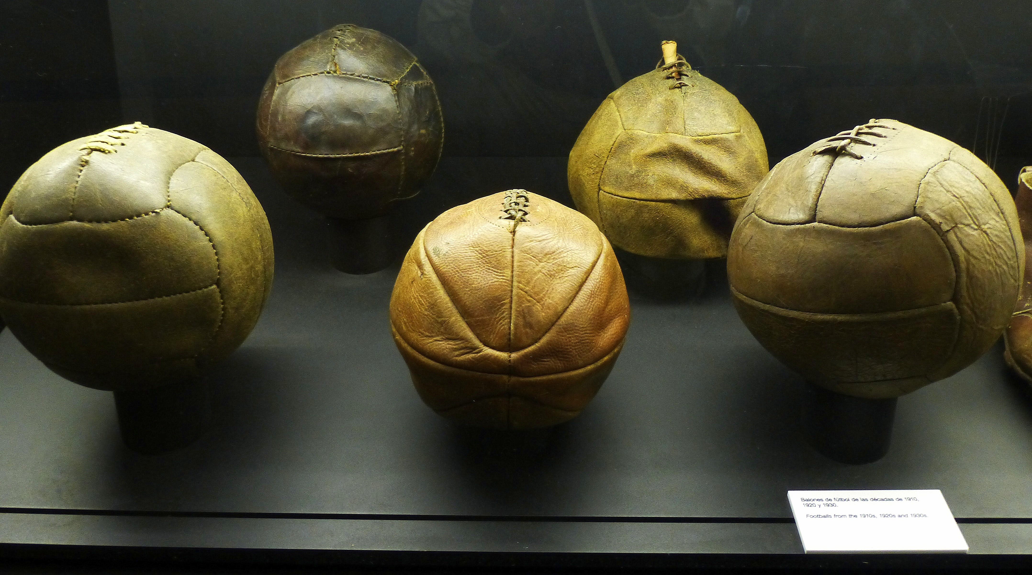Первый мяч в футболе. Первый футбольный мяч. Самый первый мяч. Первый футбольный мяч в Англии. Футбольный мяч 19 века.