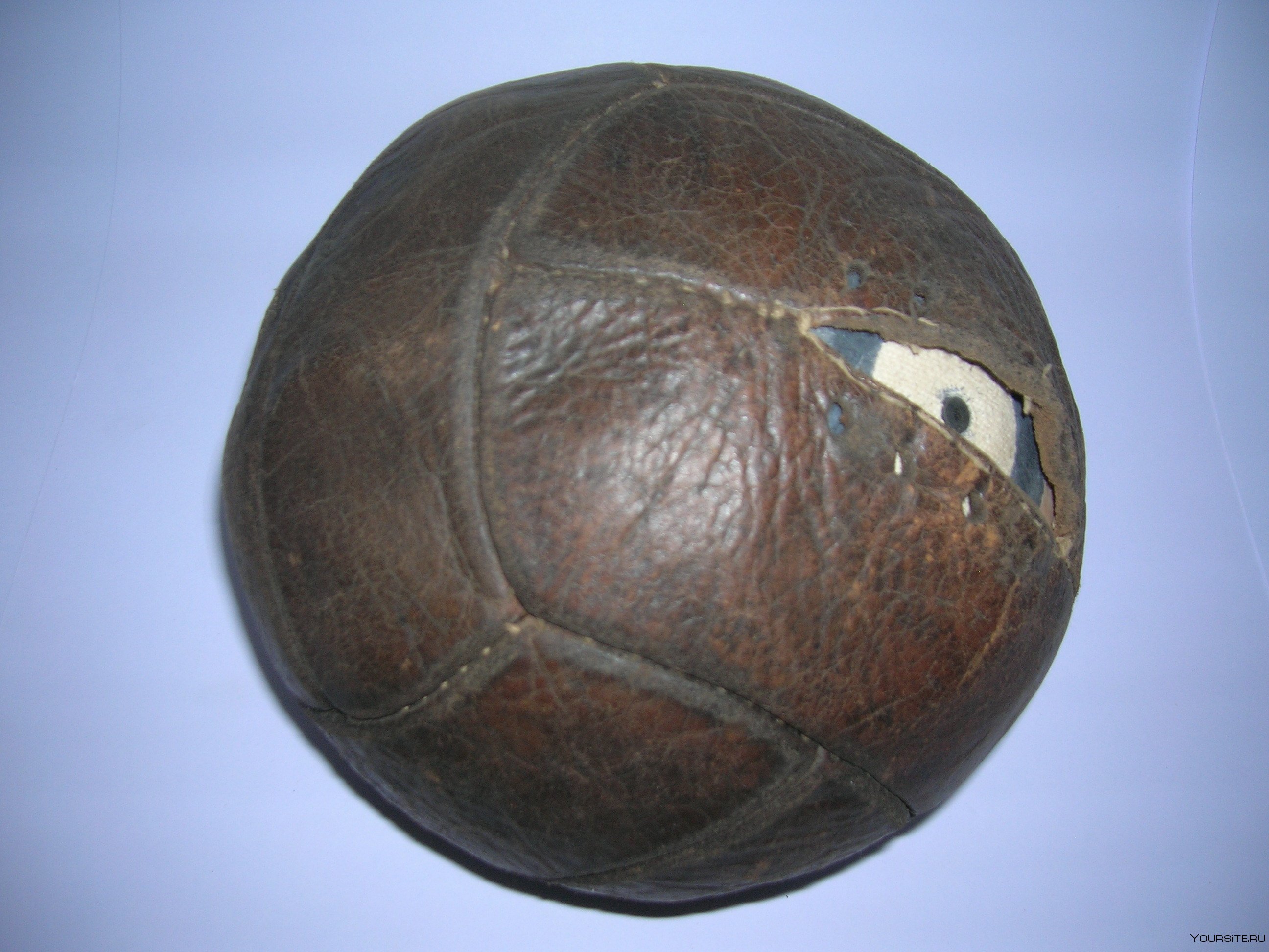 Первый мяч в футболе. Мяч в древней Греции фоллис. Первый футбольный мяч в мире Гудиер. Первый каучуковый футбольный мяч. Мяч 19 века.