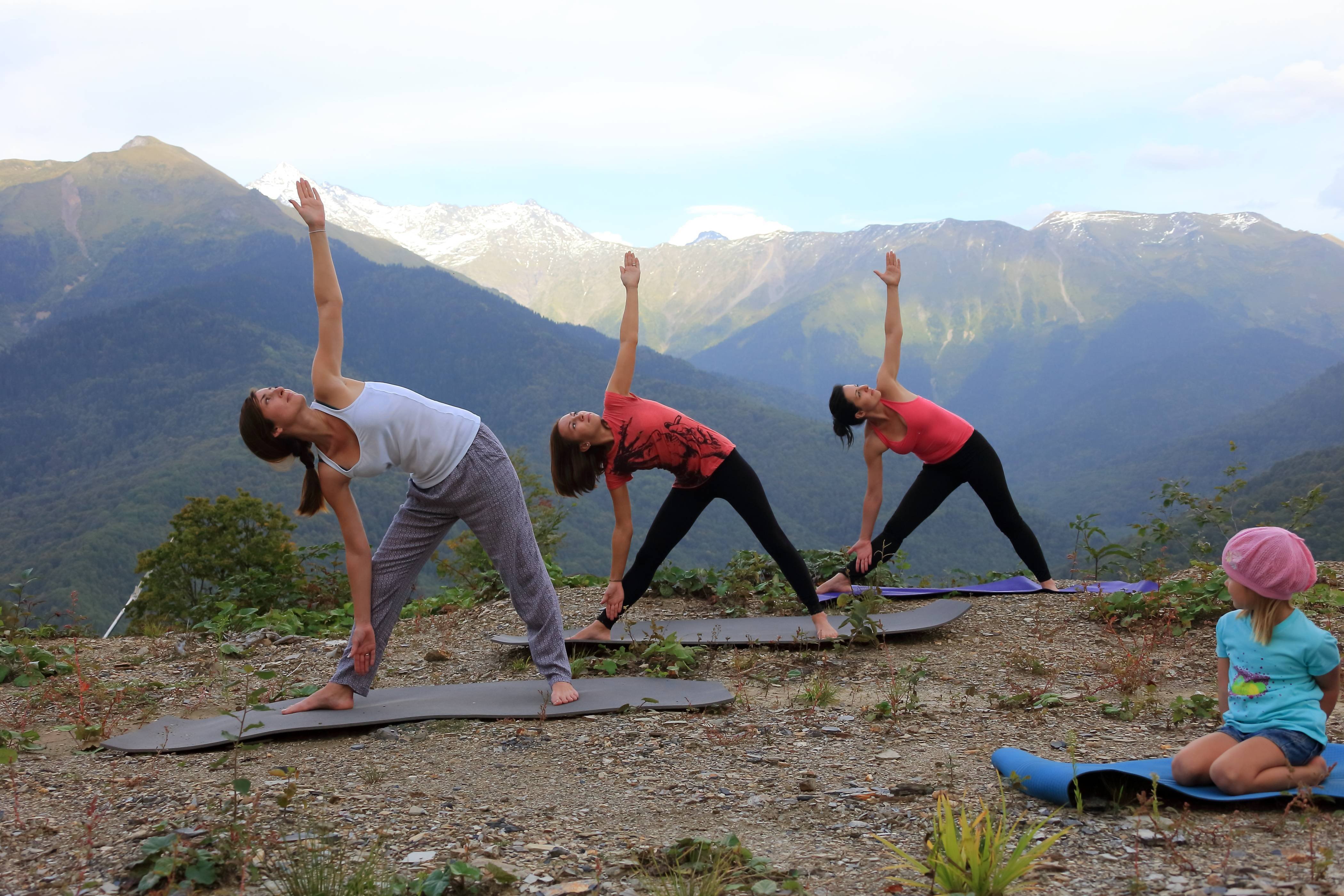 Рекреационная форма. Йога тур в горах. Спортивно-оздоровительный туризм. Оздоровительная йога на природе. Фитнес тур в горах.