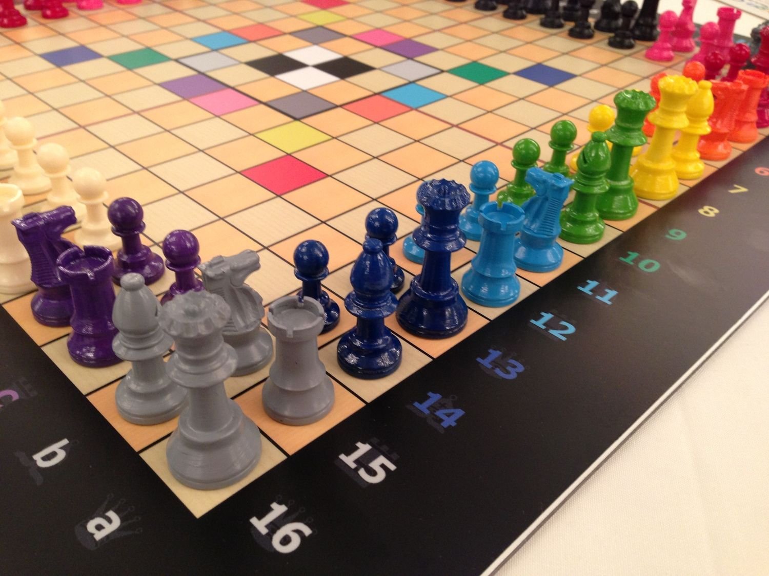 Игры шахматного типа. Шахматы. Разноцветные шахматы. Шахматы игрушки. Настольная игра "шахматы".