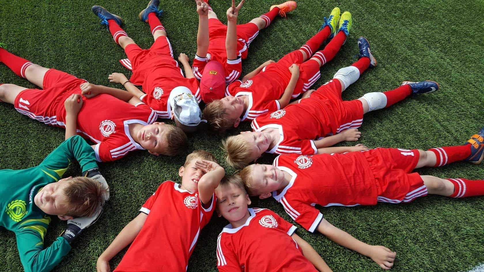 Я юниор. Детская футбольная команда. Футбольная команда дети. Спортивная команда. Дети футболисты.