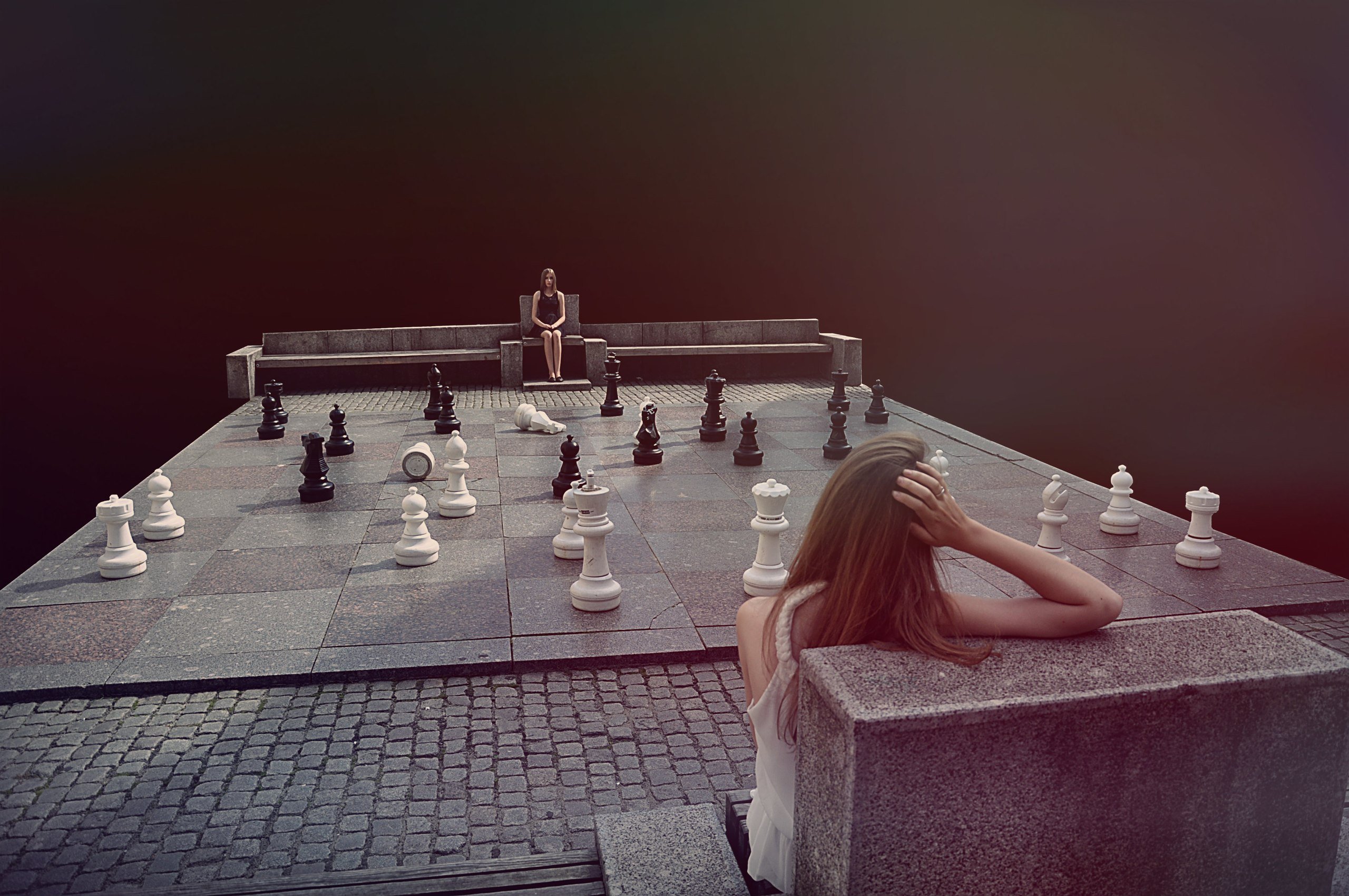 На шахматной доске осталось 5. Женщина на шахматной доске. Фотосессия на шахматной доске. Девушка и шахматы. Женщина на шахматном дасске.