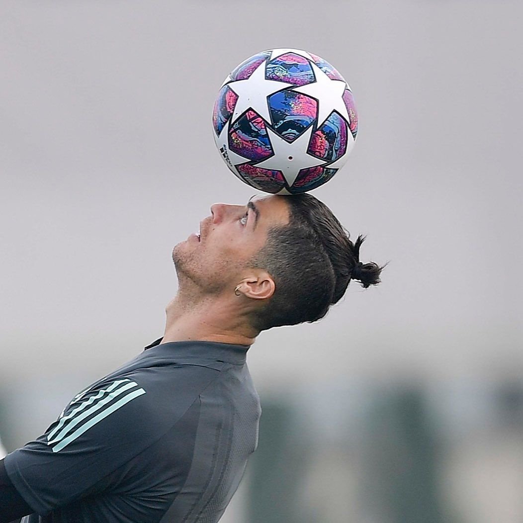 Кристиано Роналдо с мячом