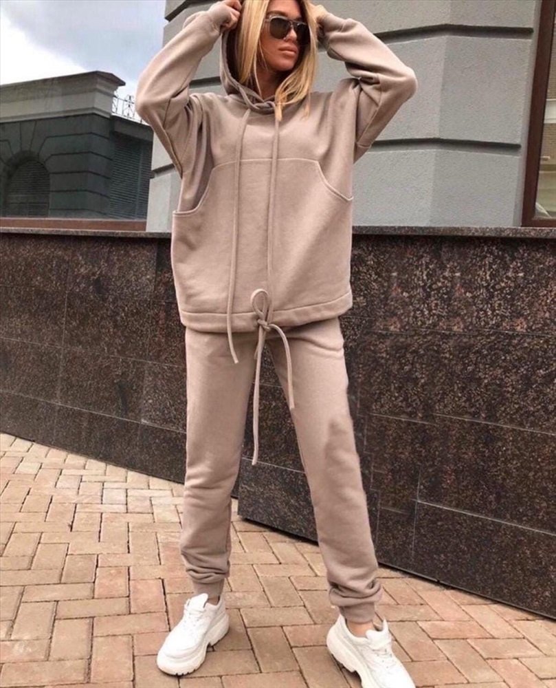 Бежевый спортивный костюм