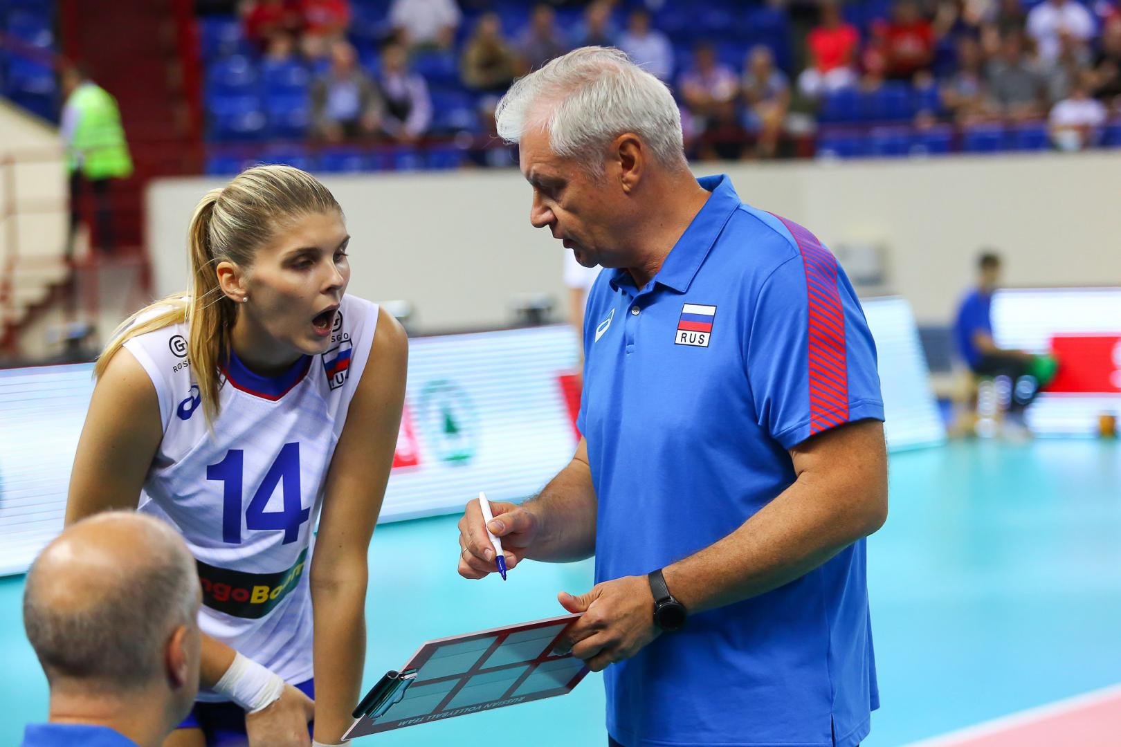 Тренер команды по волейболу. Фетисова и Гончарова.