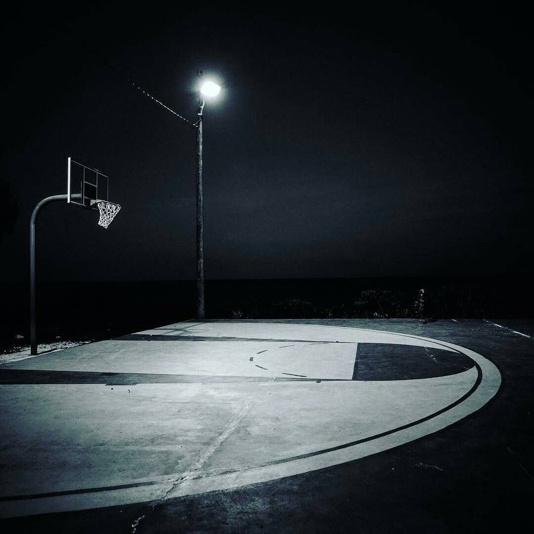 Ночная баскетбольная площадка