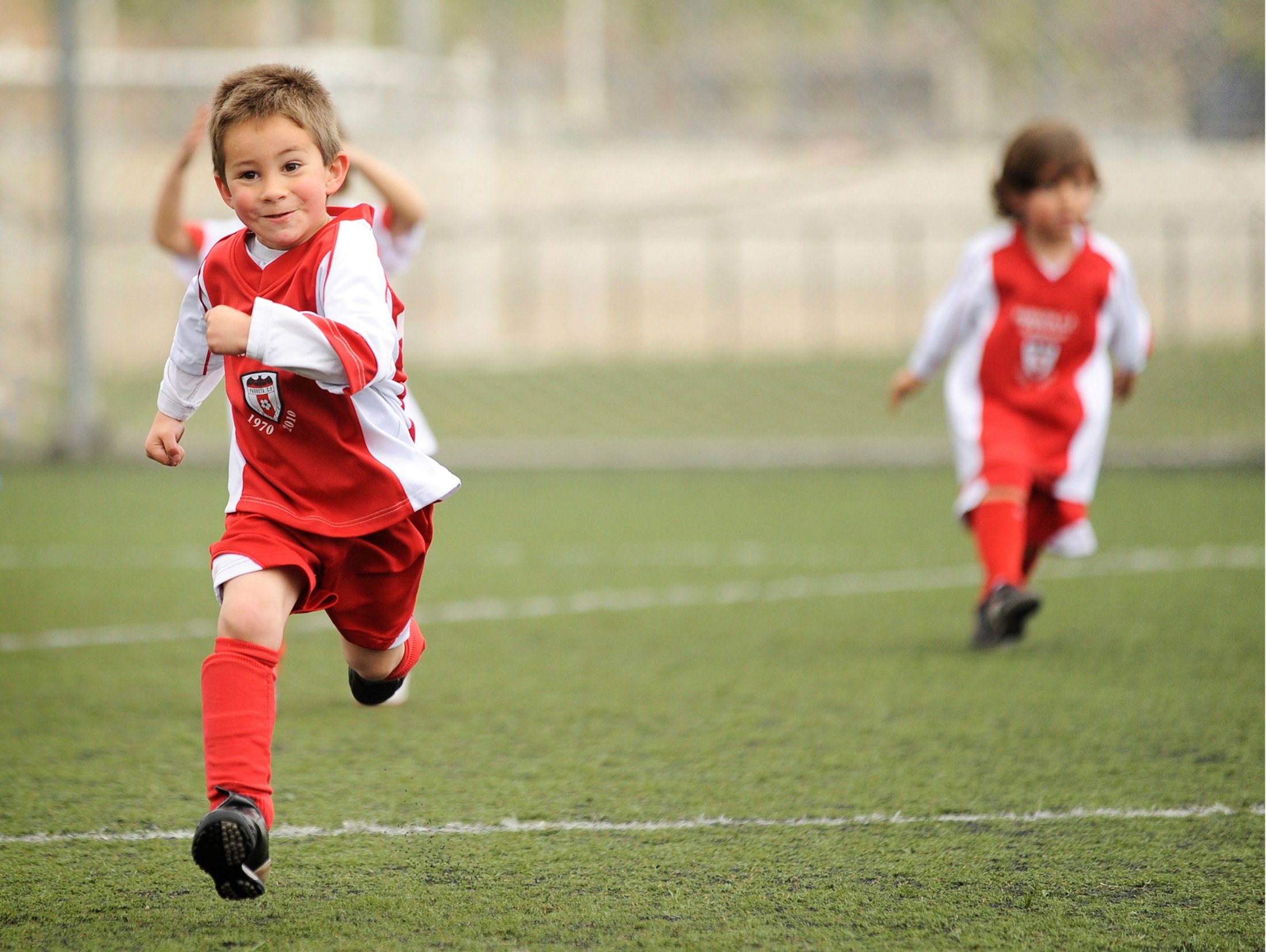 Детский футбол играть. Футбол для малышей. Дети футболисты. Футбольное поле для детей. Футбол для детей 5 лет.