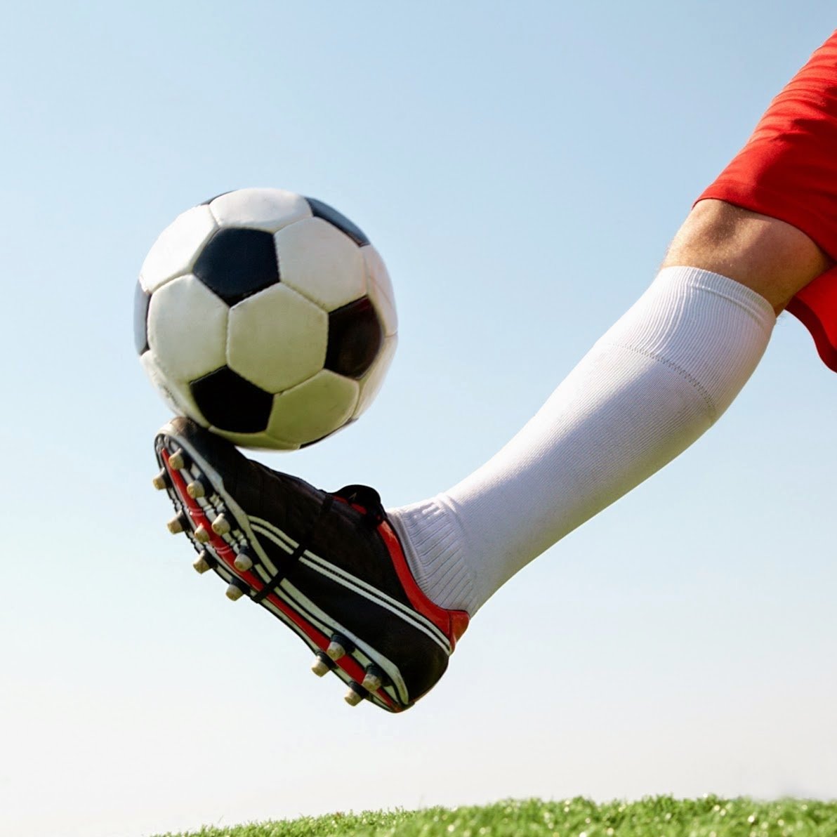 Футбольный мяч и нога